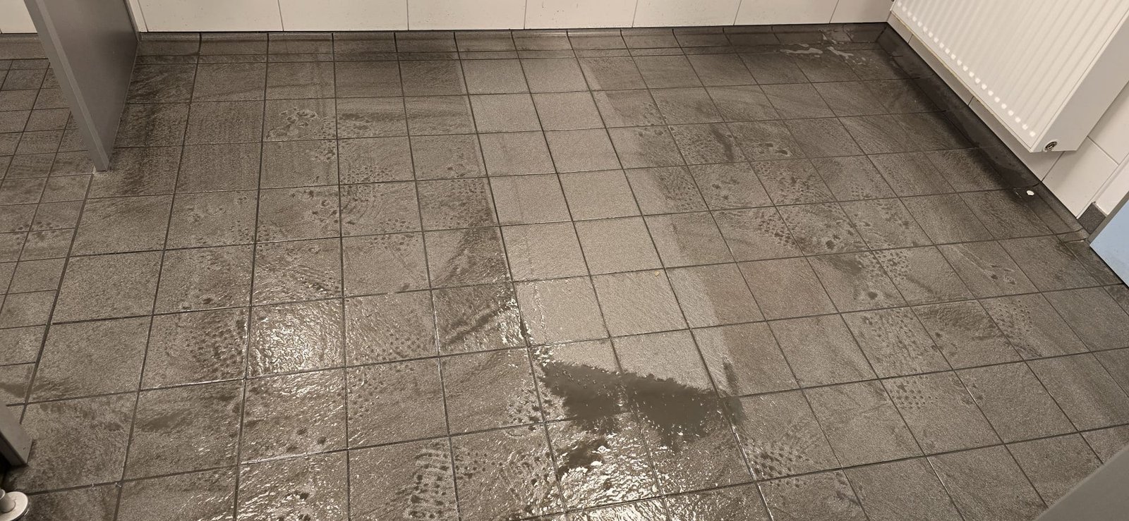 Vorher – verschmutzter Fliesenboden