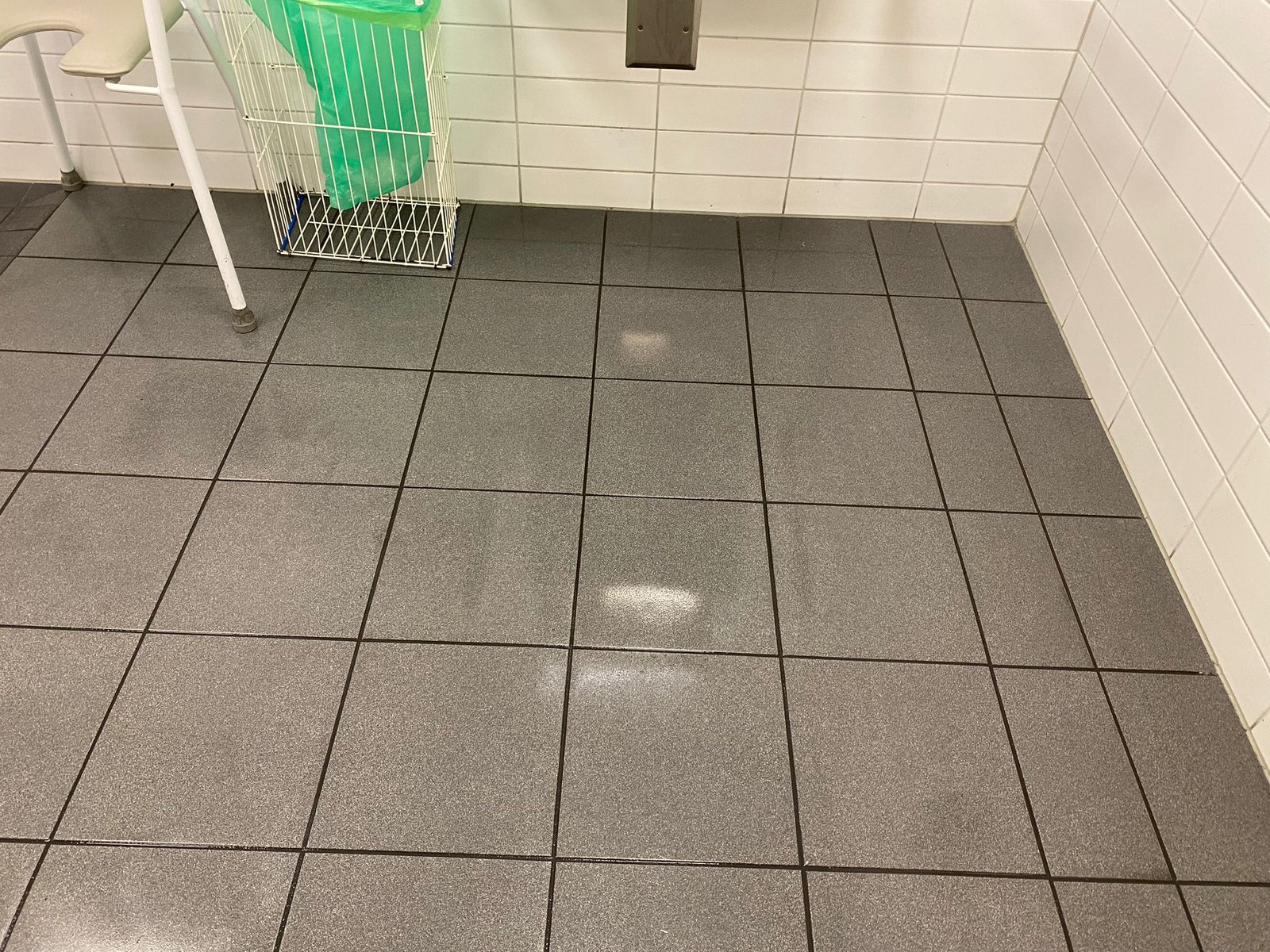 Nachher – makellos gereinigter Sanitärboden