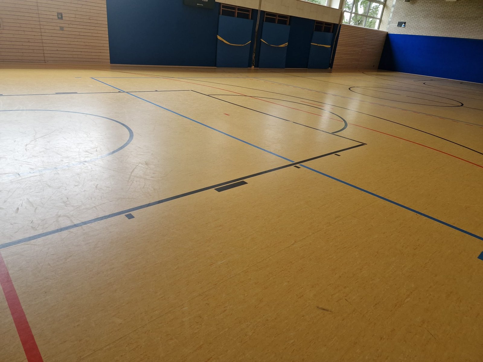 Vorher – matter, zerkratzter Sporthallenboden