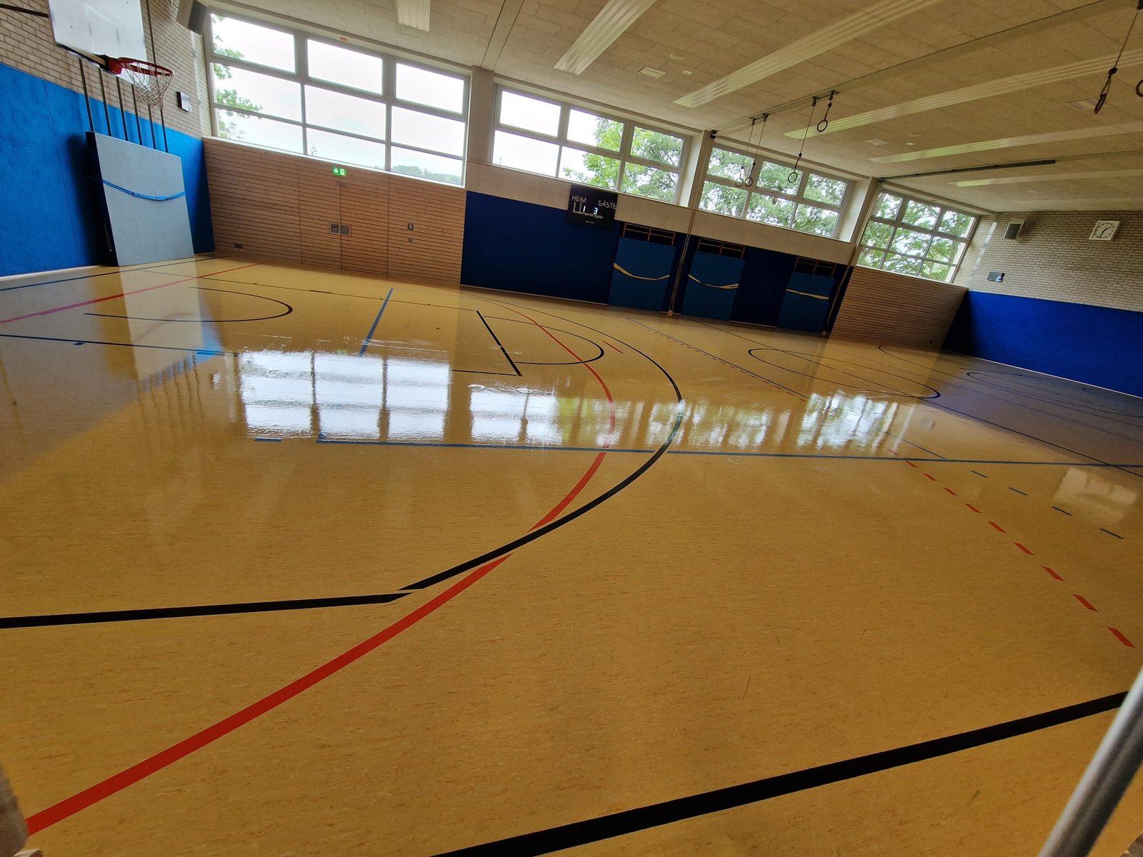 Nachher – frisch polierter, glänzender Sporthallenboden