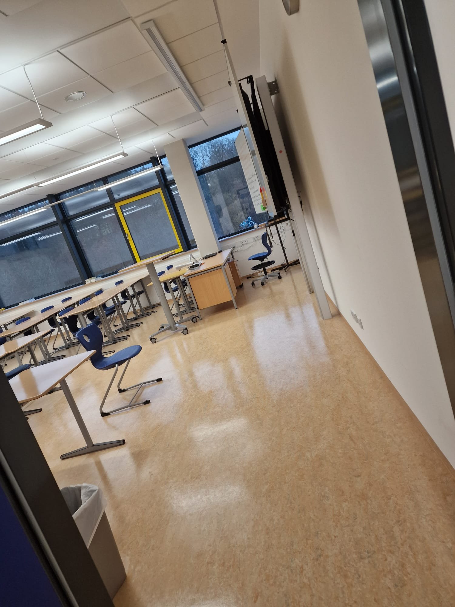 Nachher – makellos gereinigtes Klassenzimmer mit glänzendem Boden