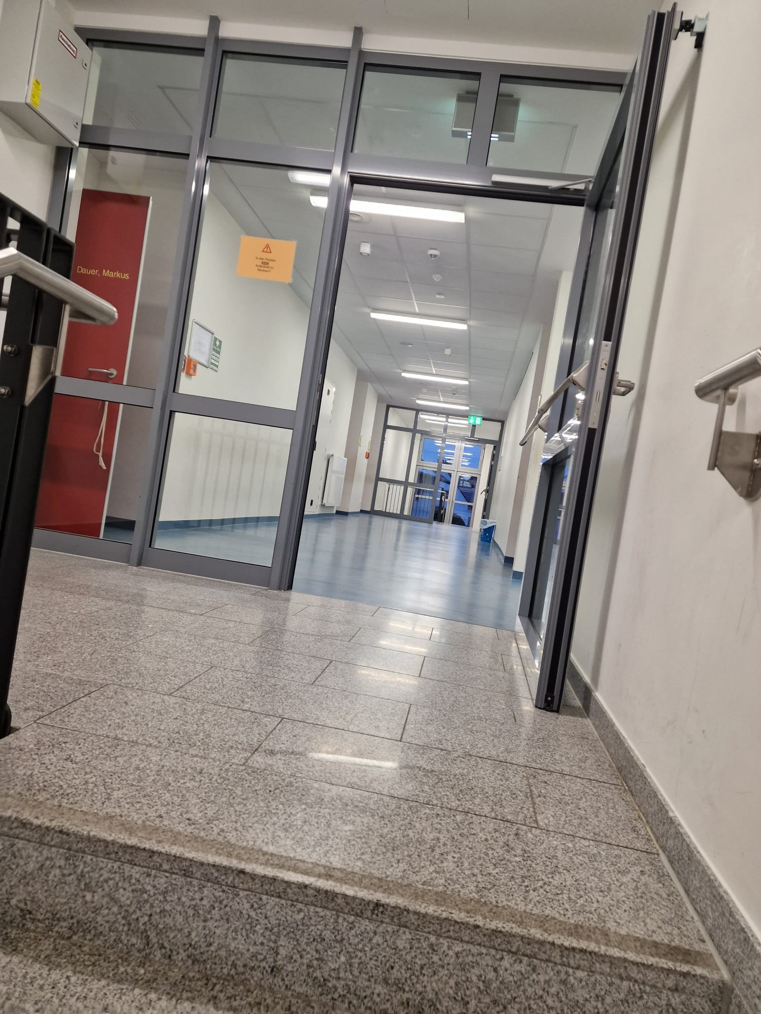 Nachher – blitzsauberer Flur in einer Bildungseinrichtung