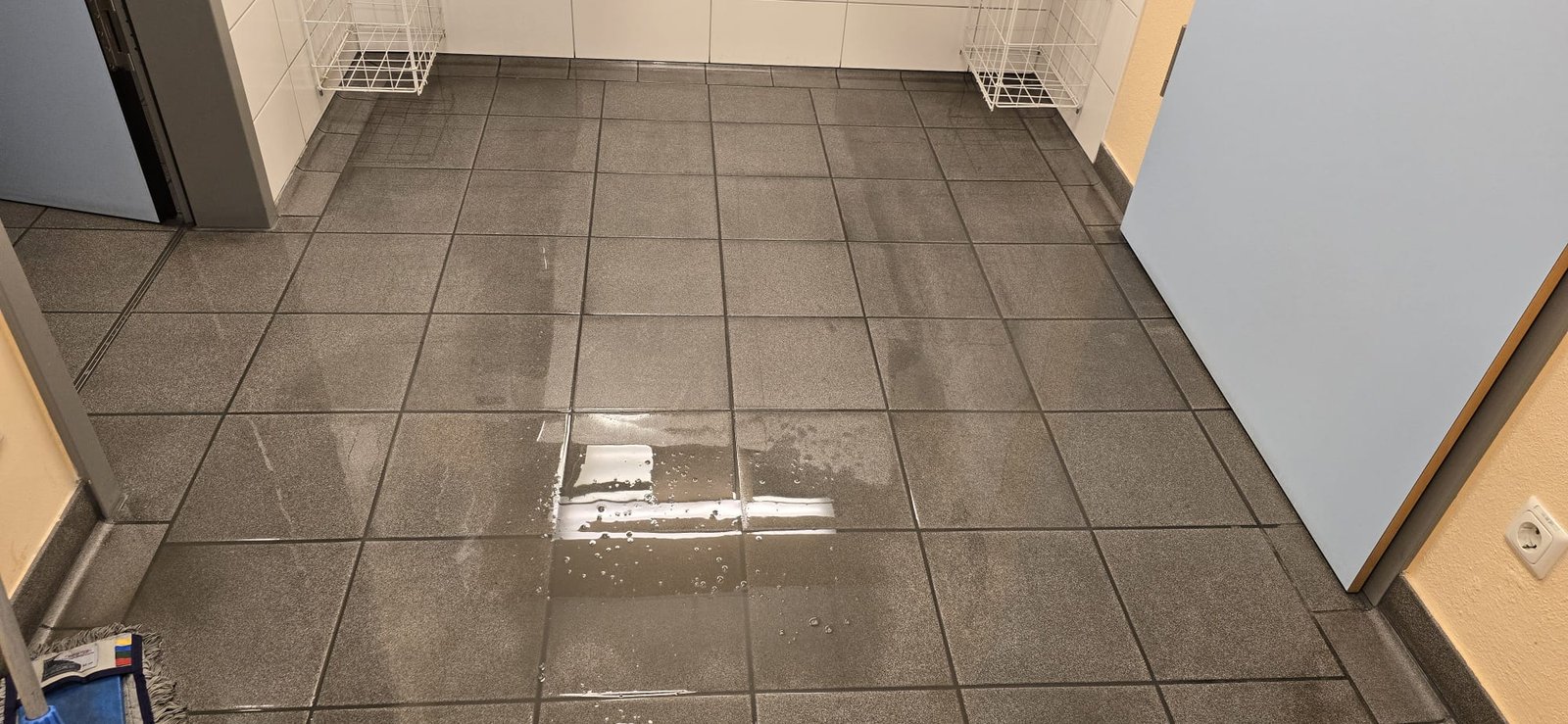 Vorher – verschmutzter Fliesenboden