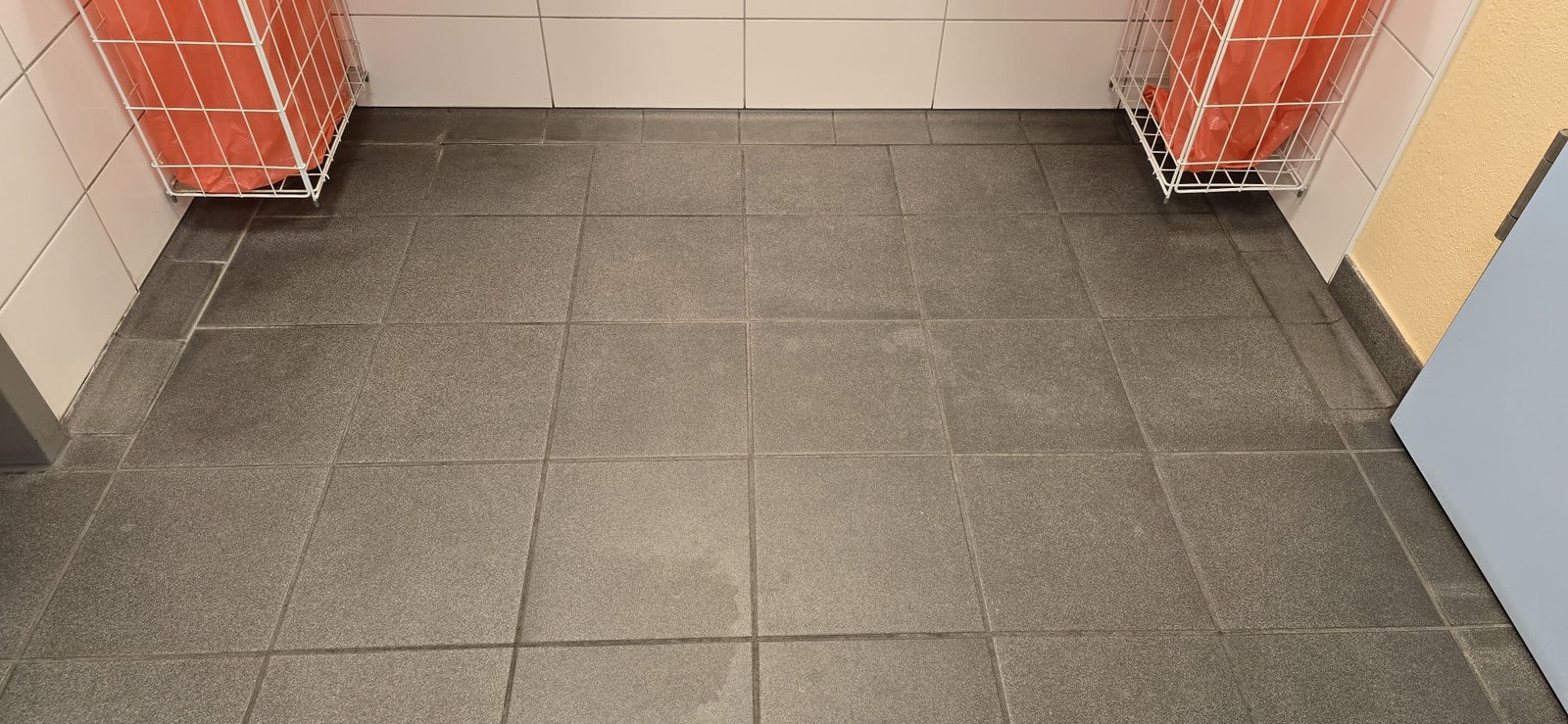 Nachher – gereinigter Fliesenboden