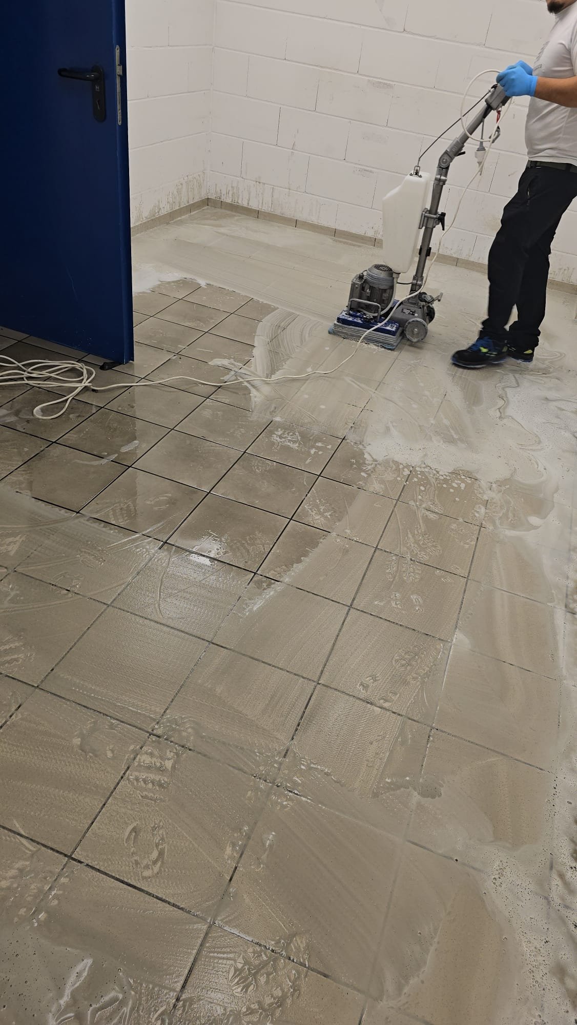 Vorher – Grundreinigung Hallenboden