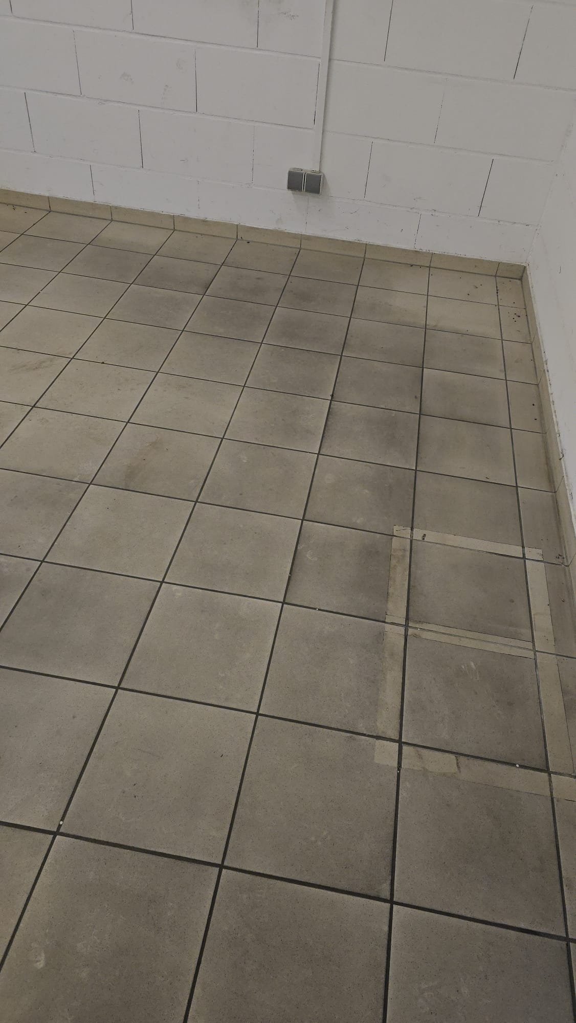 Nachher – gereinigter Hallenboden